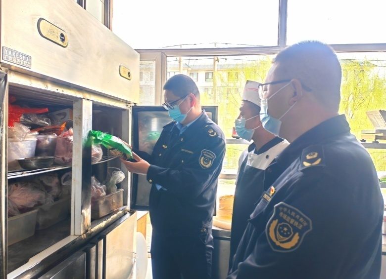 “春雷”在行動，守護舌尖安全——高臺縣城關鎮市場監管所開展“小餐飲”食品安全專項檢查